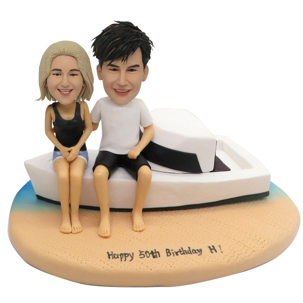 Muñeco de pareja en la playa con yate