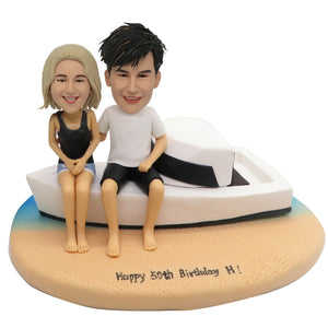 Muñeco de pareja en la playa con yate