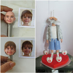 Figura cabezona personalizada de niño a partir de una foto con base de corazón de amor