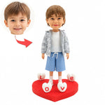 Figura cabezona personalizada de niño a partir de una foto con base de corazón de amor