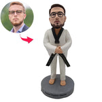 Figura cabezona de un atleta de taekwondo