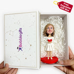 Figuras cabezonas femeninas personalizadas con traje negro.