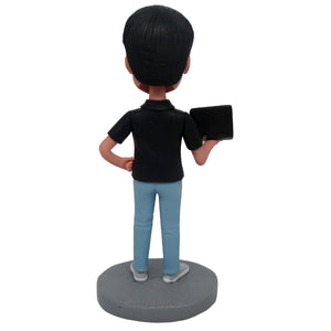 Ingeniero de software masculino Cabezudo personalizado con computadora