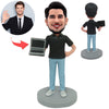 Ingeniero de software masculino Cabezudo personalizado con computadora