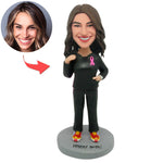 Figuras cabezonas femeninas personalizadas con traje negro.