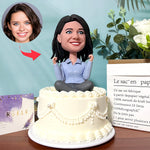 Cabezudo de niña personalizado celebrando mientras está sentado con las piernas cruzadas (no incluye base)