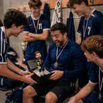 Cabezudo masculino personalizado con trofeo de campeonato