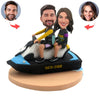 Cabezudo personalizado con pareja montando lancha rápida