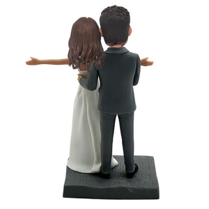 Boda personalizada Cabezudo pareja abrazando la cintura