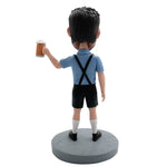 Cabezudo personalizado bebiendo cerveza feliz