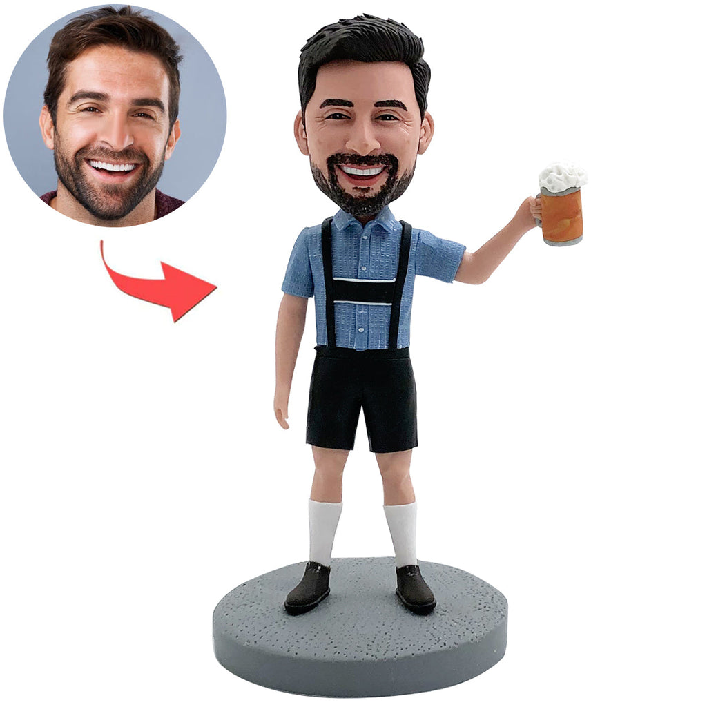 Cabezudo personalizado bebiendo cerveza feliz