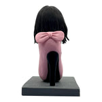 Cabezudo de dama elegante personalizado sentado en tacones altos