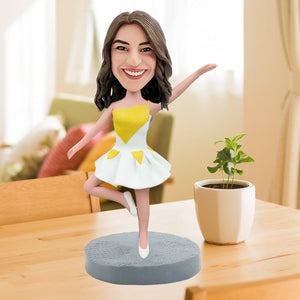 Cabezudo personalizado con pose alegre