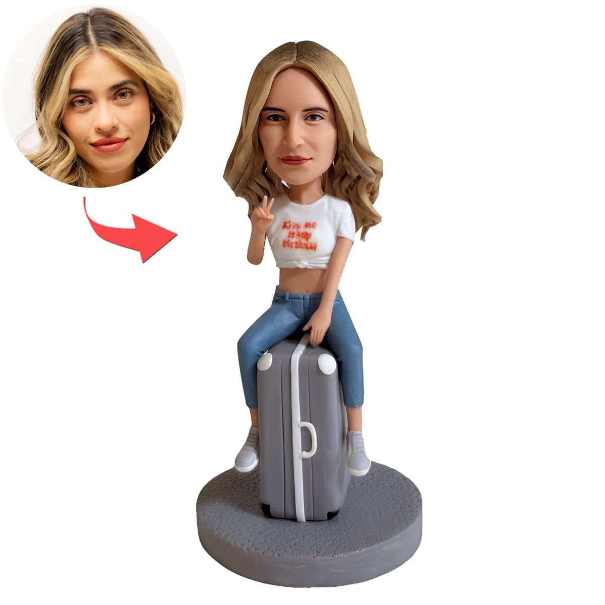 Figura cabezona personalizada sentada en una maleta