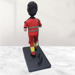 Figura cabezona personalizada con uniforme de trabajo rojo y taza de café