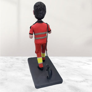Figura cabezona personalizada con uniforme de trabajo rojo y taza de café