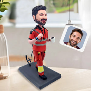 Figura cabezona personalizada con uniforme de trabajo rojo y taza de café