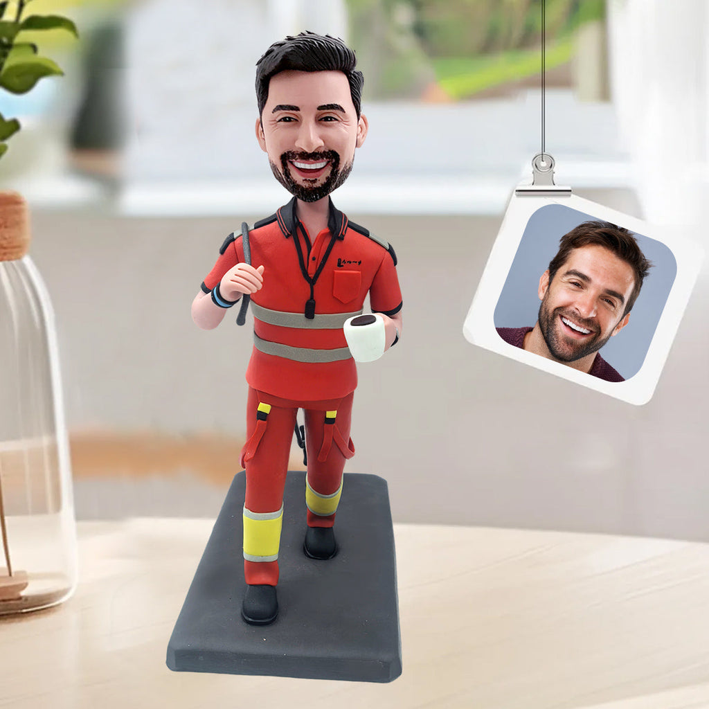 Figura cabezona personalizada con uniforme de trabajo rojo y taza de café