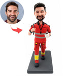 Figura cabezona personalizada con uniforme de trabajo rojo y taza de café