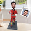 Figura cabezona personalizada con uniforme de trabajo rojo y taza de café