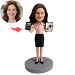 Figura cabezona personalizada de contadora femenina con calculadora e informe.