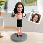 Figura cabezona personalizada de contadora femenina con calculadora e informe.