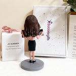 Figura cabezona personalizada de contadora femenina con calculadora e informe.