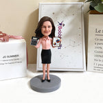 Figura cabezona personalizada de contadora femenina con calculadora e informe.