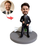 Muñeco cabezón personalizado con traje sentado sobre una bolsa de dinero.