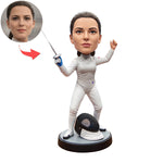 Figura cabezona personalizada de un atleta de esgrima a partir de una fotografía.