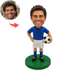Figura cabezona personalizada de un jugador de fútbol sosteniendo un balón.