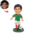 Figura cabezona personalizada de un jugador de fútbol pateando un balón.
