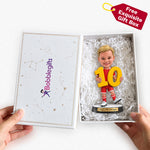 Figura de niño personalizada sosteniendo el número 10