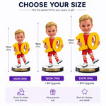 Figura de niño personalizada sosteniendo el número 10