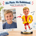 Figura de niño personalizada sosteniendo el número 10
