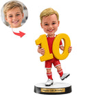 Figura de niño personalizada sosteniendo el número 10