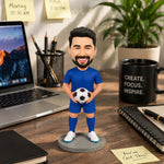 Figura cabezona personalizada de portero sosteniendo un balón de fútbol.