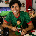 Figura cabezona personalizada de un jugador de fútbol pateando un balón.
