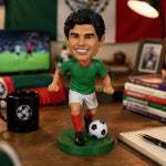 Figura cabezona personalizada de un jugador de fútbol pateando un balón.