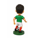 Figura cabezona personalizada de un jugador de fútbol pateando un balón.