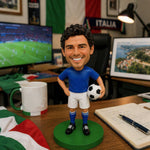 Figura cabezona personalizada de un jugador de fútbol sosteniendo un balón.