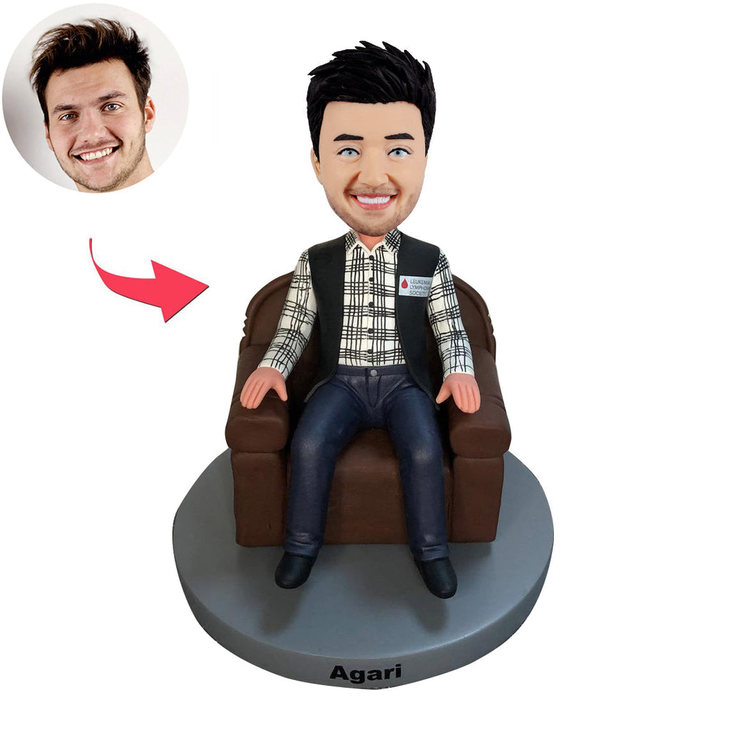 Muñecos personalizados de hombre sentado en el sofá