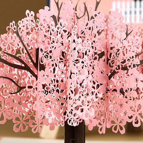 Tarjeta de felicitación emergente 3D de pareja romántica bajo el cerezo