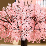 Tarjeta de felicitación emergente 3D de pareja romántica bajo el cerezo