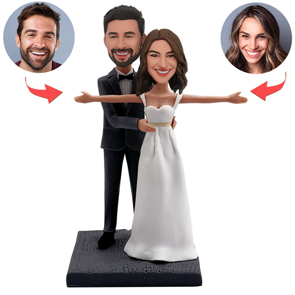 Boda personalizada Cabezudo pareja abrazando la cintura
