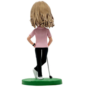 Cabezudo de golf femenino feliz en camisa rosa