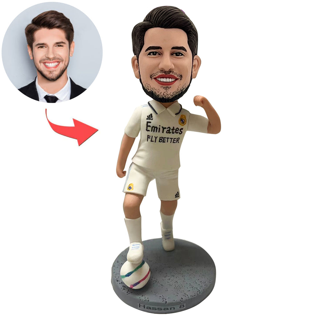 Cabezudo de jugador de fútbol personalizado en camiseta blanca