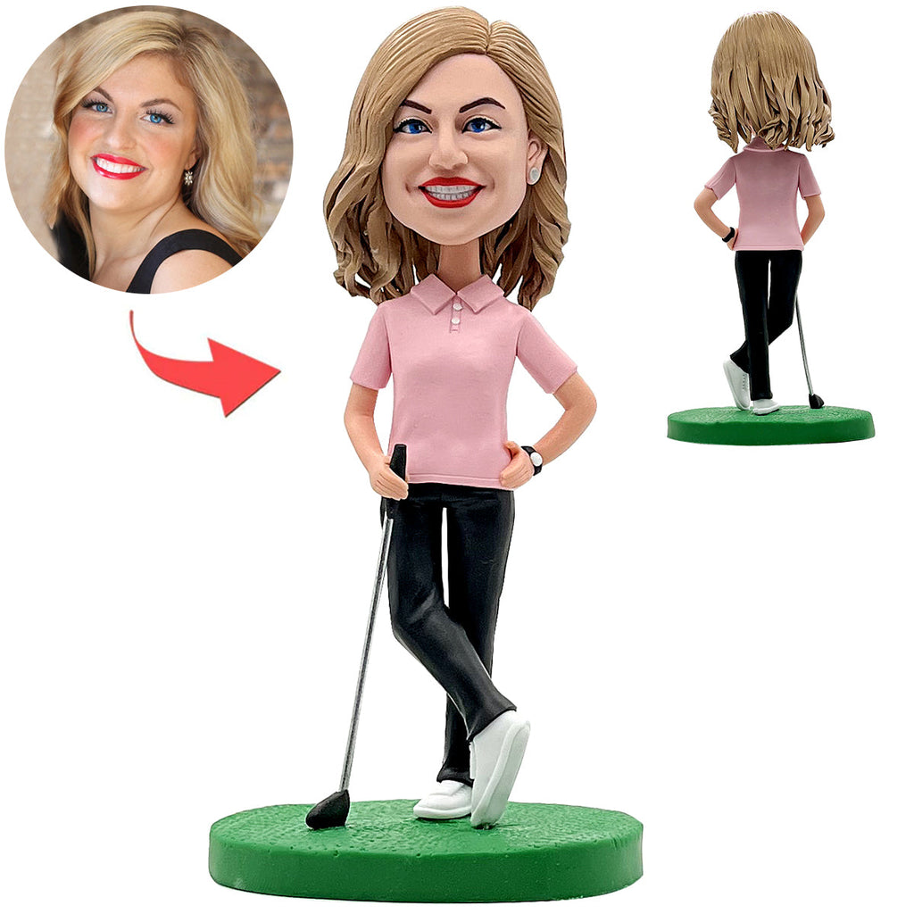 Cabezudo de golf femenino feliz en camisa rosa