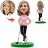 Cabezudo de golf femenino feliz en camisa rosa