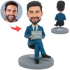 Jefe masculino trabajando con computadora Cabezudo personalizado